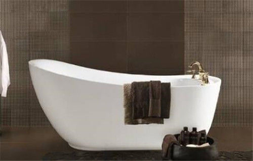 中国 楕円形の形の金のシャワーのコックとのアクリルのマッサージの浴槽のサイズ1700*750*760mm サプライヤー